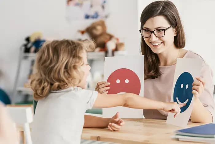 El autismo, o Trastorno del Espectro Autista (TEA), es un trastorno del neurodesarrollo que afecta la comunicación, el comportamiento y la interacción social.